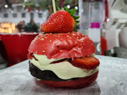 HAMBÚRGUER DE MORANGO É UM DOS DESTAQUES DA 10ª FESTA DO MORANGO COM CHOCOLATE 