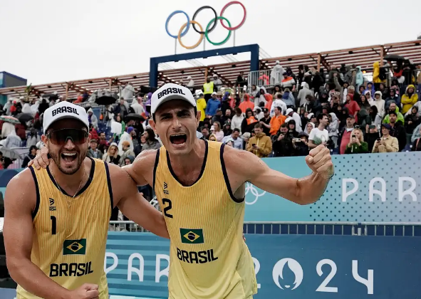 ANDRÉ E GEORGE SOBRAM NA ESTREIA DO VÔLEI DE PRAIA EM PARIS 2024