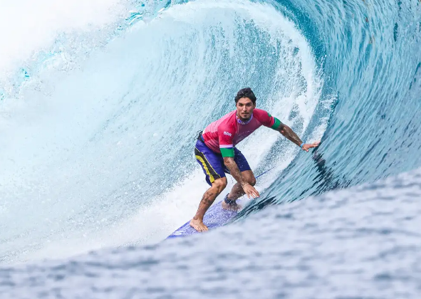 GABRIEL MEDINA BRILHA EM TEAHUPOO E CHEGA ÀS QUARTAS DE FINAL NO SURFE