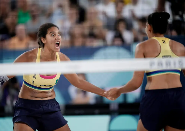 VÔLEI DE PRAIA: DUDA E ANA PATRÍCIA GARANTEM VAGA NAS QUARTAS EM PARIS