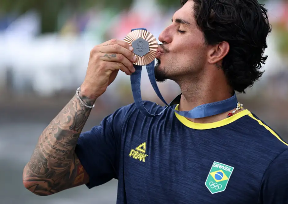 GABRIEL MEDINA GARANTE BRONZE PARA O BRASIL NO SURFE MASCULINO