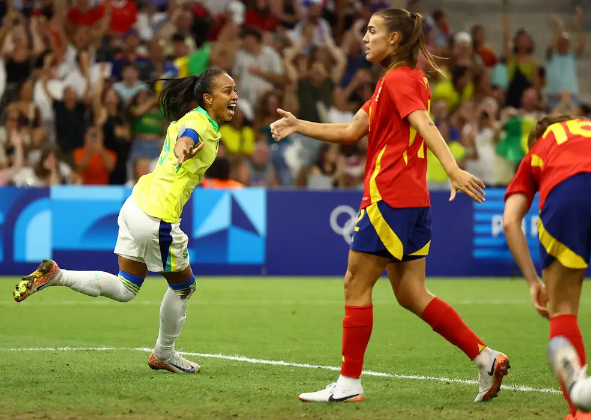 BRASIL DERROTA ESPANHA E GARANTE LUGAR NA FINAL DO FUTEBOL FEMININO