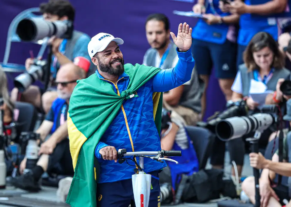 ATLETISMO: CLAUDINEY BATISTA É TRICAMPEÃO E BETH GOMES PRATA EM PARIS