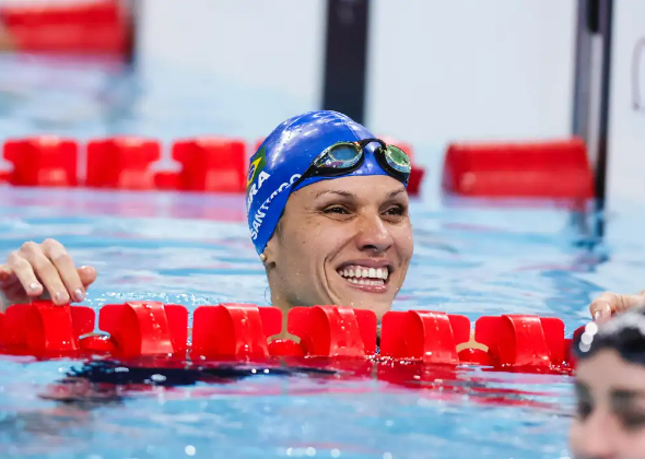 CAROL SANTIAGO CONQUISTA MEDALHA DE PRATA NOS 100 METROS PEITO