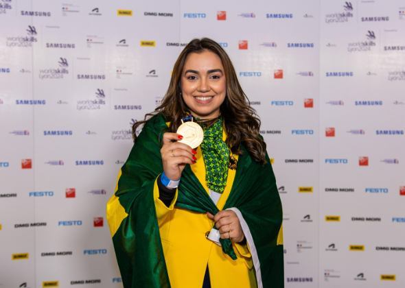 ALUNA DE BELEZA DO SENAC RJ CONQUISTA MEDALHA DE OURO NA WORLDSKILLS 2024, MAIOR COMPETIÇÃO DE EDUCAÇÃO PROFISSIONAL DO MUNDO