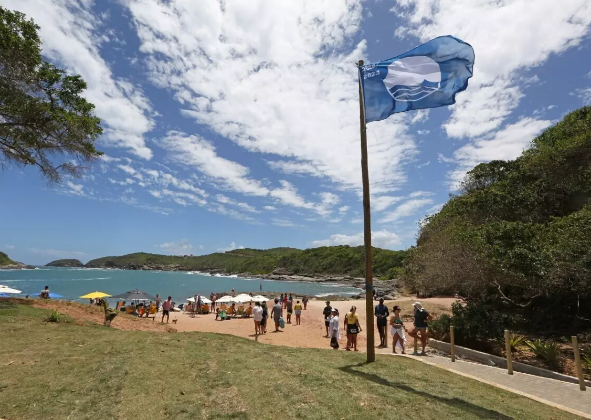 PRAIAS DE BÚZIOS PELO TERCEIRO ANO CONSECUTIVO TÊM APROVAÇÃO DO JÚRI INTERNACIONAL DO PROGRAMA BANDEIRA AZUL PARA A TEMPORADA 2024/2025