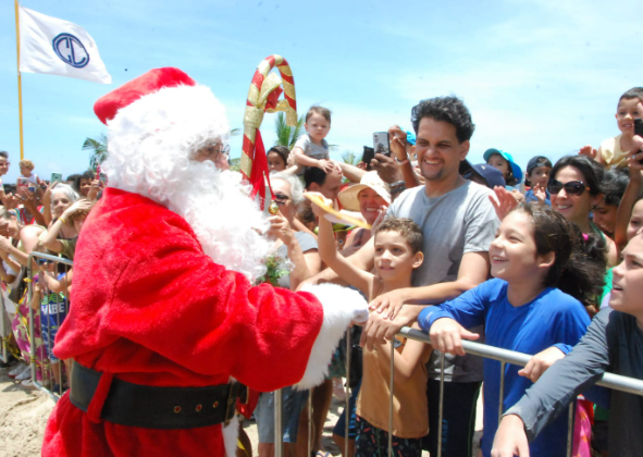 PAPAI NOEL CHEGA DE HELICÓPTERO NA PRAIA DE ICARAÍ