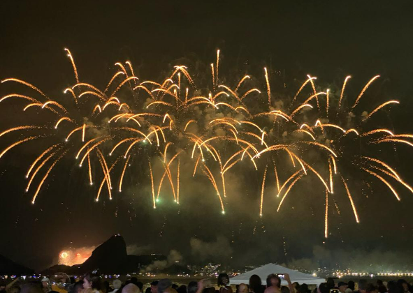 NITERÓI PROMOVE RÉVEILLON COM FOGOS DE BAIXOS ESTAMPIDOS NA PRAIA DE ICARAÍ