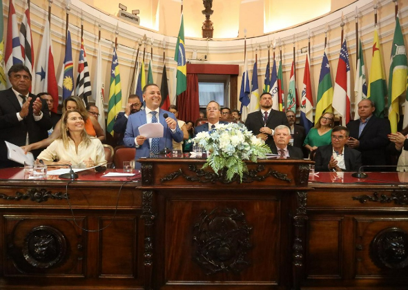 RODRIGO NEVES TOMA POSSE EM NITERÓI E DIZ QUE CENTRO SERÁ NOVO VETOR DE DESENVOLVIMENTO DA CIDADE