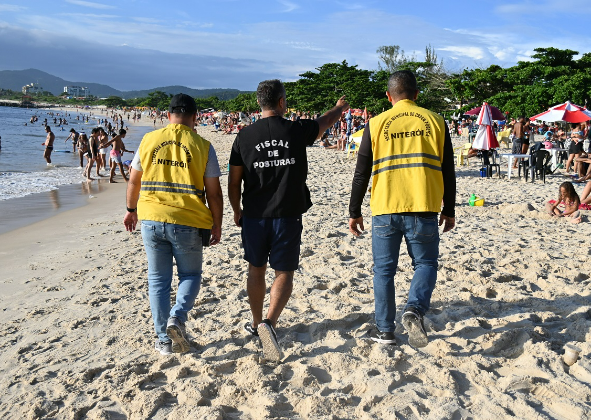 PREFEITURA FISCALIZA PRAIAS, ORIENTA BANHISTAS E COMERCIANTES SOBRE O USO DE GARRAFAS E RECOLHE CAIXAS DE SOM PROIBIDAS