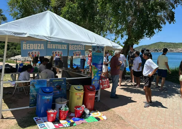 DEZENAS DE PESSOAS PARTICIPAM DA AÇÃO REALIZADA NA PRAIA DO FORNO NO DIA MUNDIAL DE EDUCAÇÃO AMBIENTAL EM BÚZIOS