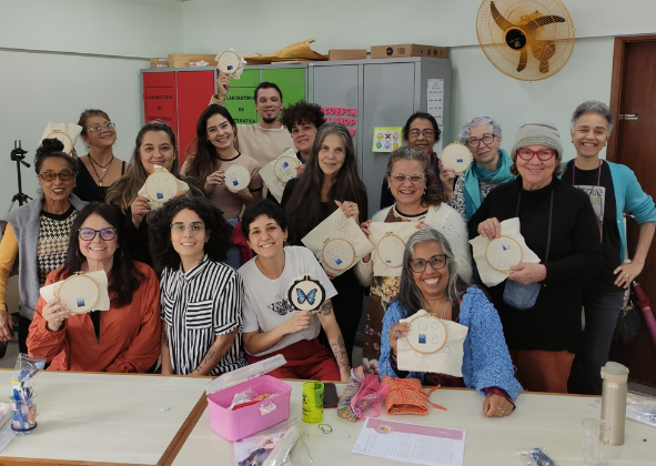 PARTICIPANTES DE OFICINA DE BORDADO, COM LUÍSA LACERDA E JAMILLE BRINGUENTI, DERAM ASAS À IMAGINAÇÃO