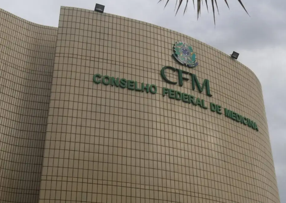 CFM VETA TERAPIA HORMONAL PARA MENOR DE 18 ANOS E RESTRINGE CIRURGIAS