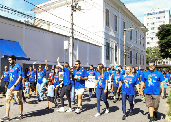CAMINHADA AZUL REÚNE CENTENAS DE PESSOAS NAS RUAS DO CENTRO HISTÓRICO