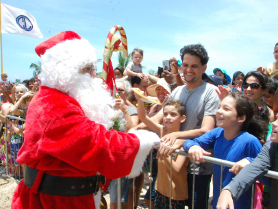 PAPAI NOEL CHEGA DE HELICÓPTERO NA PRAIA DE ICARAÍ