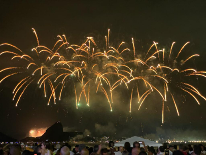 NITERÓI PROMOVE RÉVEILLON COM FOGOS DE BAIXOS ESTAMPIDOS NA PRAIA DE ICARAÍ