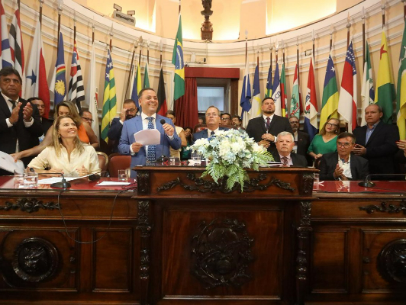 RODRIGO NEVES TOMA POSSE EM NITERÓI E DIZ QUE CENTRO SERÁ NOVO VETOR DE DESENVOLVIMENTO DA CIDADE