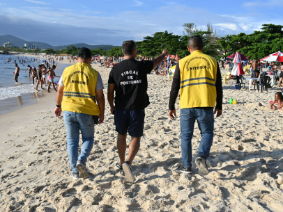 PREFEITURA FISCALIZA PRAIAS, ORIENTA BANHISTAS E COMERCIANTES SOBRE O USO DE GARRAFAS E RECOLHE CAIXAS DE SOM PROIBIDAS