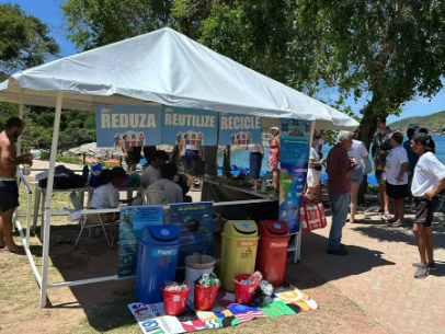 DEZENAS DE PESSOAS PARTICIPAM DA AÇÃO REALIZADA NA PRAIA DO FORNO NO DIA MUNDIAL DE EDUCAÇÃO AMBIENTAL EM BÚZIOS